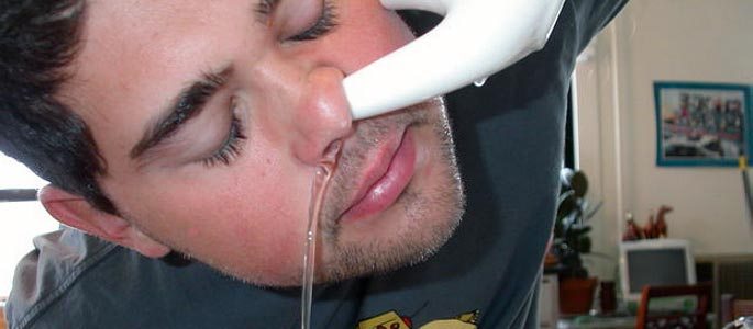 Промывание носа из чайника-лейки